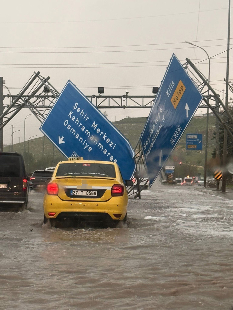Gaziantepte süper hücre fırtınası... Çatılar uçtu, dereler taştı
