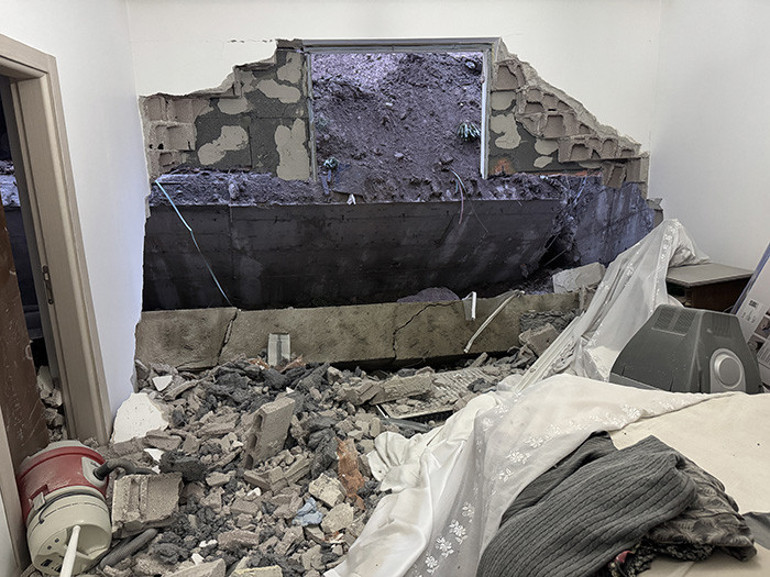 Sağanak yağış sonrası istinat duvarı çöktü: 3 katlı apartman ve özel anaokulu tahliye edildi.