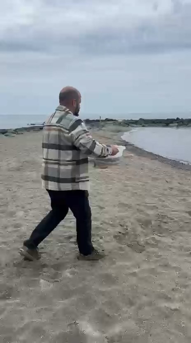 Satın aldığı balığı, canlı ve nesli tehlikedeki tür olduğunu görünce denize ulaştırdı