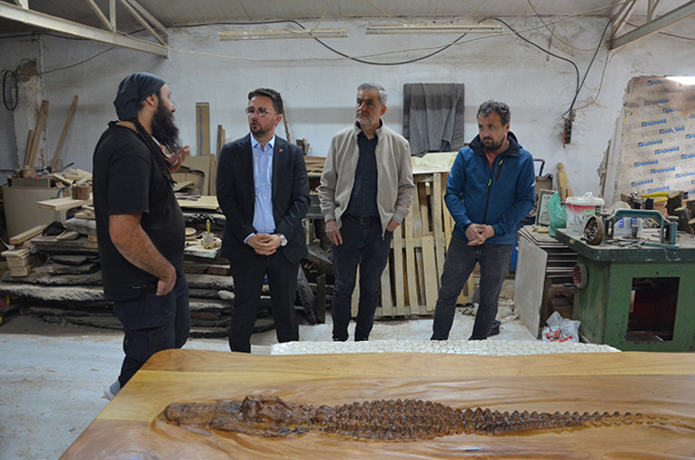 2 metrelik kütüğün içinden timsah çıktı: Kente simgesel bir eser kazandırmak istedim