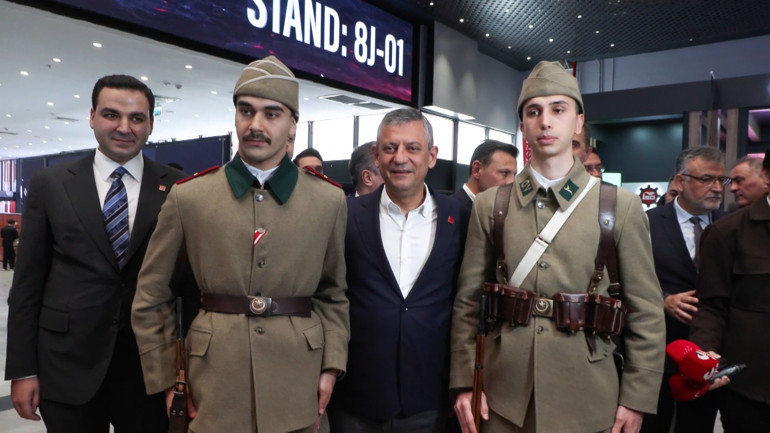 CHP lideri Özel, SAHA EXPO 2026'yı ziyaret etti