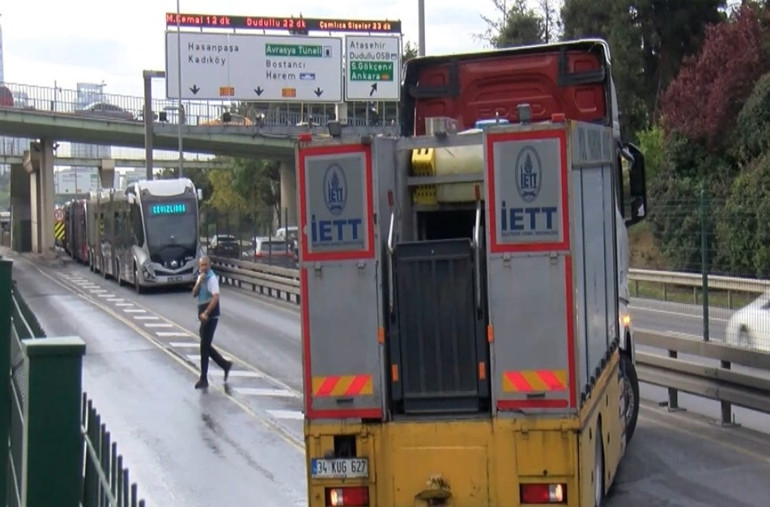Üsküdar’da metrobüsün motor kısmında çıkan yangın söndürüldü