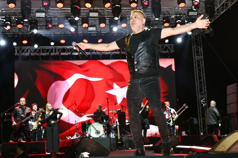 Haluk Levent, Tunceli konserinde Gülistan Doku’yu unutmadı