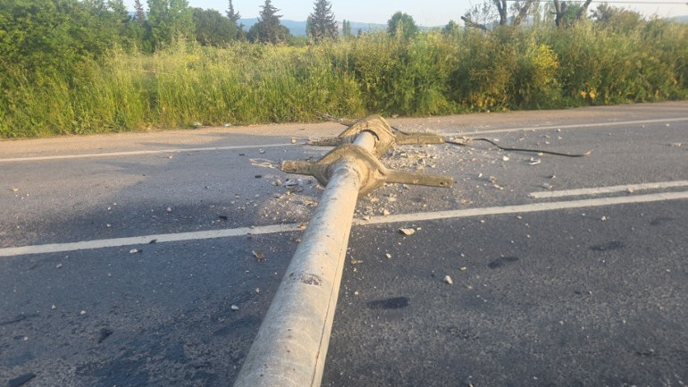 Otomobil virajda savruldu, motosiklet devrilen direğe çarptı: 4 yaralı