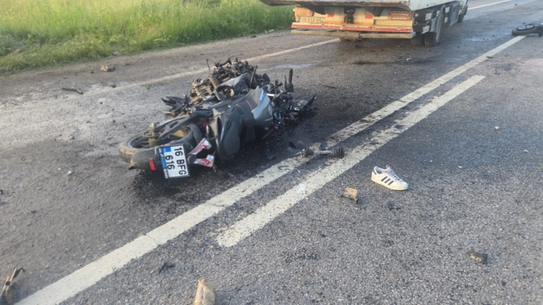 Otomobil virajda savruldu, motosiklet devrilen direğe çarptı: 4 yaralı
