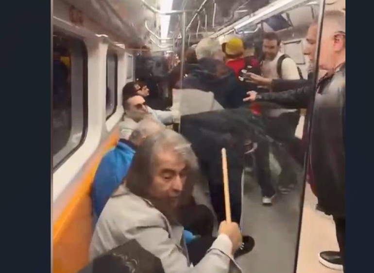 Yaptıkları tezahürat yolcuları çileden çıkardı | Metrodaki şampiyonluk kutlamasında ortalık karıştı: Oklavalı müdahale kamerada