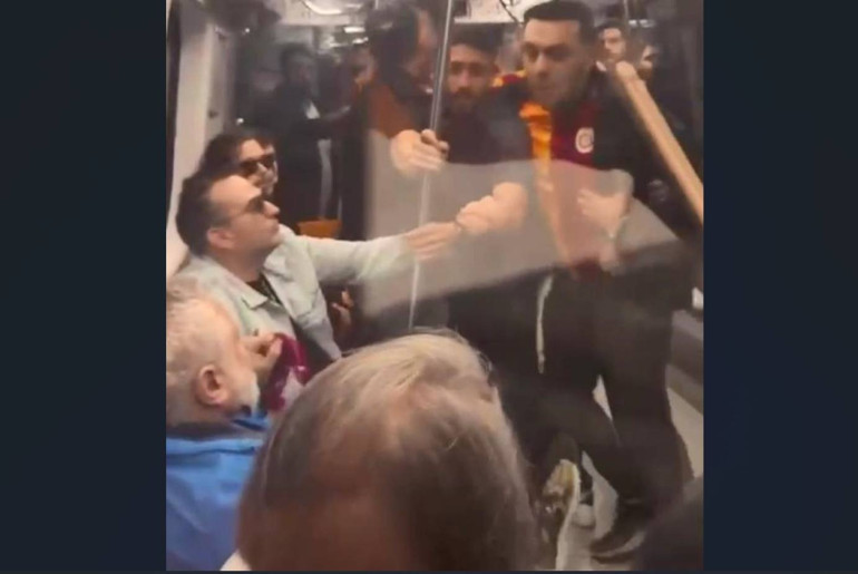 Yaptıkları tezahürat yolcuları çileden çıkardı | Metrodaki şampiyonluk kutlamasında ortalık karıştı: Oklavalı müdahale kamerada