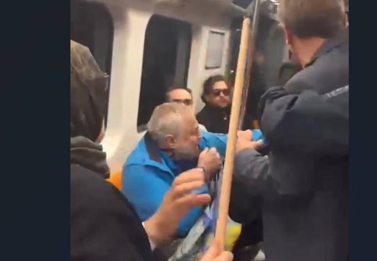 Yaptıkları tezahürat yolcuları çileden çıkardı | Metrodaki şampiyonluk kutlamasında ortalık karıştı: Oklavalı müdahale kamerada