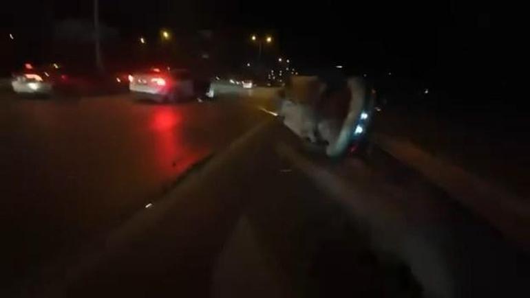 D-100’de saniyelerle gelen kurtuluş Otomobil bariyerlere çarptı, motosikletli son anda kurtuldu