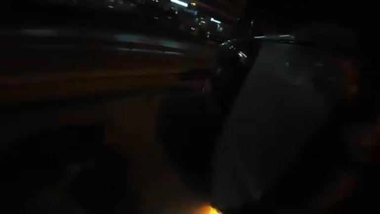 D-100’de saniyelerle gelen kurtuluş Otomobil bariyerlere çarptı, motosikletli son anda kurtuldu