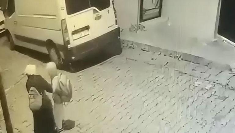 İstanbulda kaldırımda yürürken hayatının şokunu yaşadı Sokakta çığlık çığlığa: Bende elektrik var