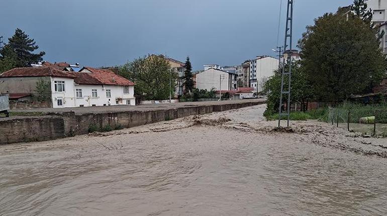 Samsunda sağanak etkili oldu Yollar göle döndü, araçlar sele kapıldı