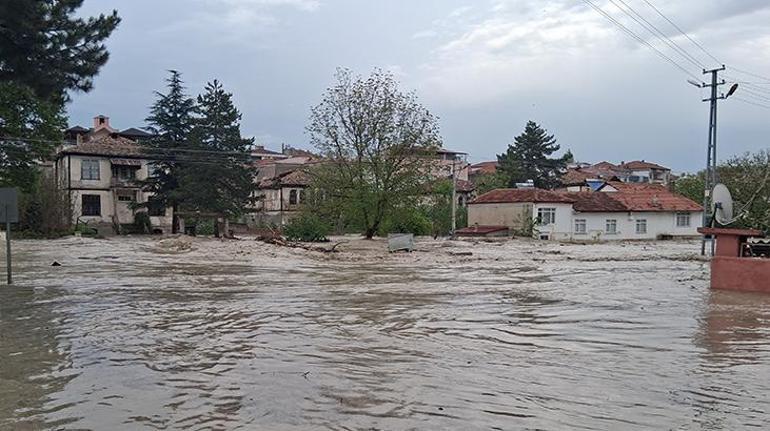 Samsunda sağanak etkili oldu Yollar göle döndü, araçlar sele kapıldı
