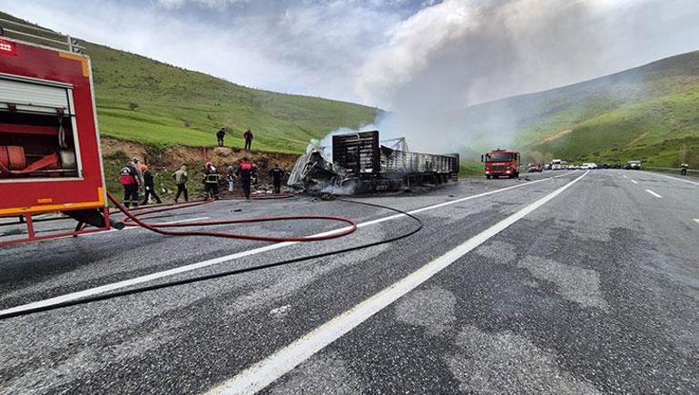 Bitliste feci kaza İki tır kafa kafaya çarpışıp alev topuna döndü: 2 can kaybı var