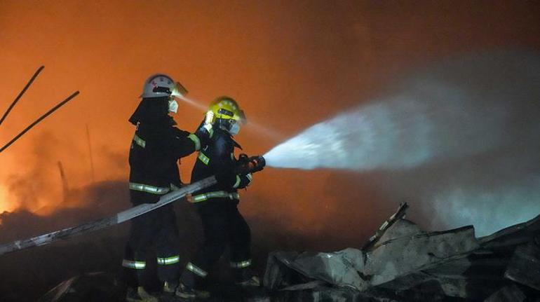 Çinde havai fişek fabrikası bomba gibi patladı Çok sayıda ölü ve yaralı var, dehşet anları kamerada