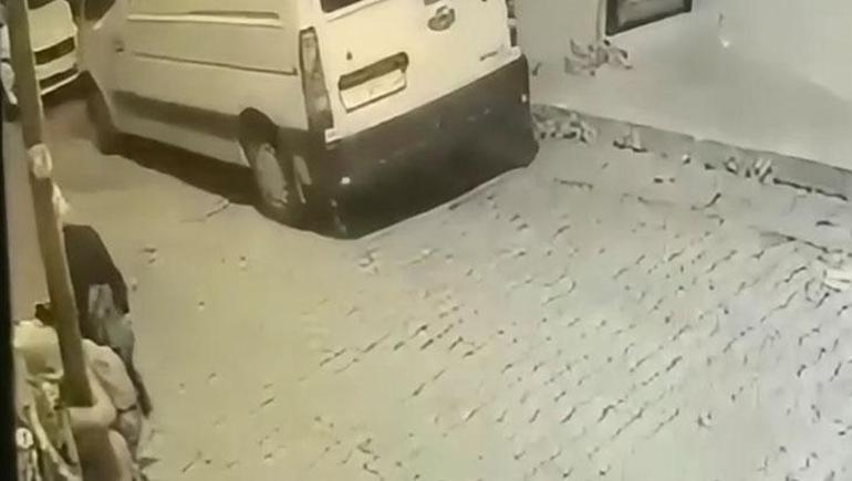 İstanbulda kaldırımda yürürken hayatının şokunu yaşadı Sokakta çığlık çığlığa: Bende elektrik var