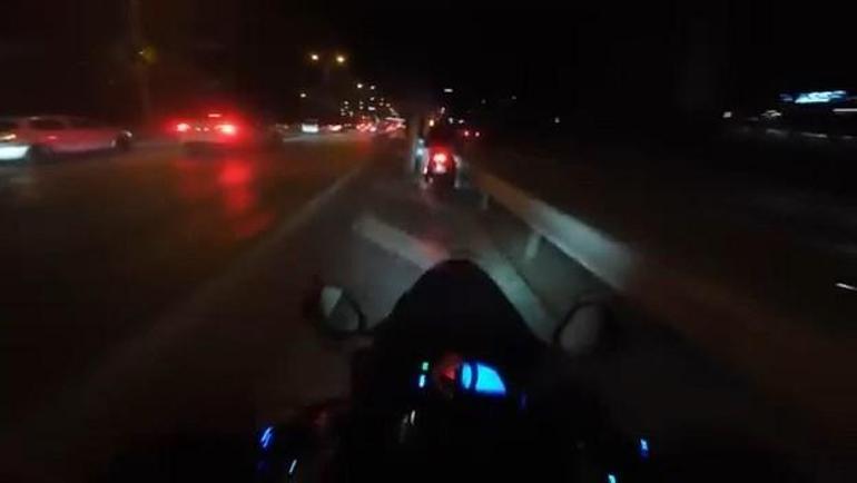 D-100’de saniyelerle gelen kurtuluş Otomobil bariyerlere çarptı, motosikletli son anda kurtuldu