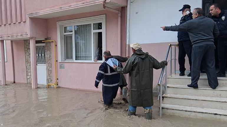 Samsunda sağanak etkili oldu Yollar göle döndü, araçlar sele kapıldı
