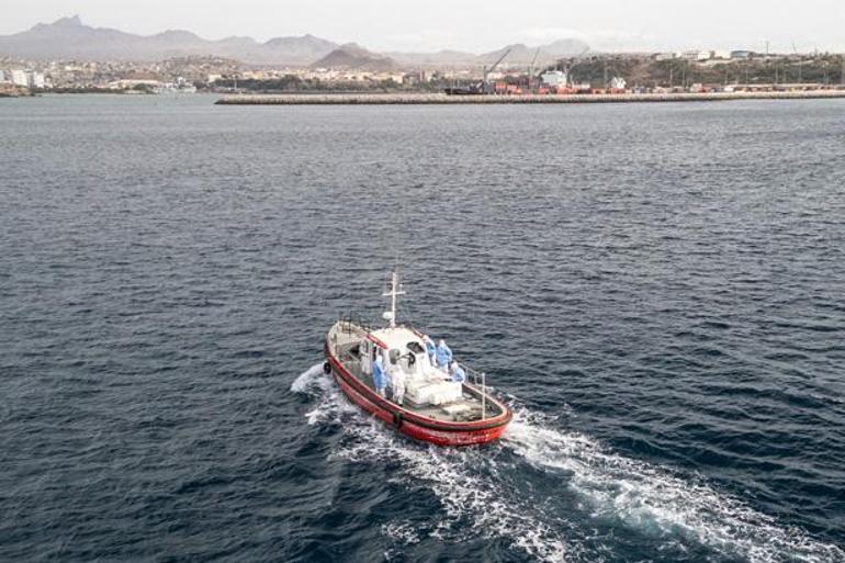 Dünya panikle takip ediyor Çarpıcı fotoğraflar servis edildi: Virüslü gemiden tahliye anları