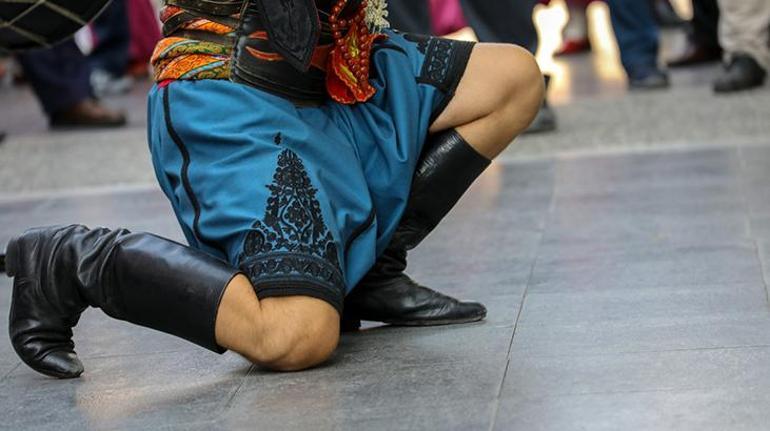 Yunanistan bu sefer de gözünü Türk yöresel danslarına dikti Zeybek değil zeibekiko