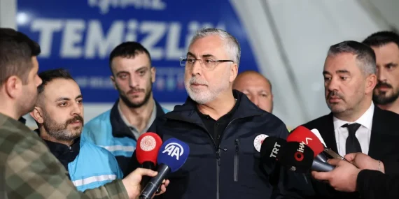 bakan-isikhan-1-mayisi-iscilerle-karsiladi-turkiyeye-katki-yapan-her-emekcinin-alin-teri-kutsaldir-1.webp