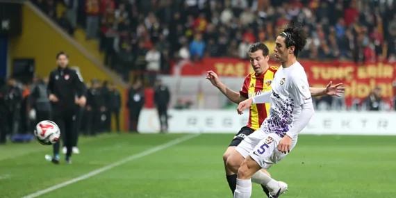 dusme-hattindaki-kayserispor-eyupspora-takildi-1777835391185.jpeg