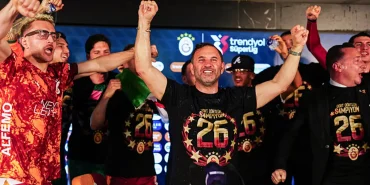 galatasarayli-futbolculardan-basin-toplantisinda-sulu-kutlama-1778362658117.jpg