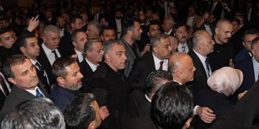son-dakika-turkiye-belediyeler-birligi-toplantisinda-ekrem-imamoglu-provokasyonu-mektubunu-okumak-is.webp
