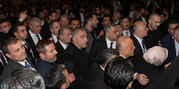 son-dakika-turkiye-belediyeler-birligi-toplantisinda-ekrem-imamoglu-provokasyonu-mektubunu-okumak-is.webp