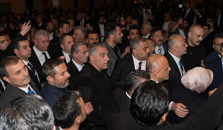 son-dakika-turkiye-belediyeler-birligi-toplantisinda-ekrem-imamoglu-provokasyonu-mektubunu-okumak-is.webp