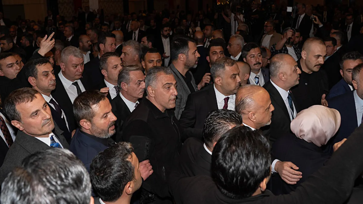 son-dakika-turkiye-belediyeler-birligi-toplantisinda-ekrem-imamoglu-provokasyonu-mektubunu-okumak-is.webp