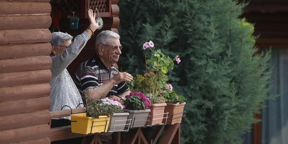 yasli-bakim-merkezlerinde-389_soci.jpg