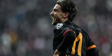 yunus-akgun-galatasaray-formasiyla-100-super-lig-macina-hazirlaniyor-1778230710996.jpeg