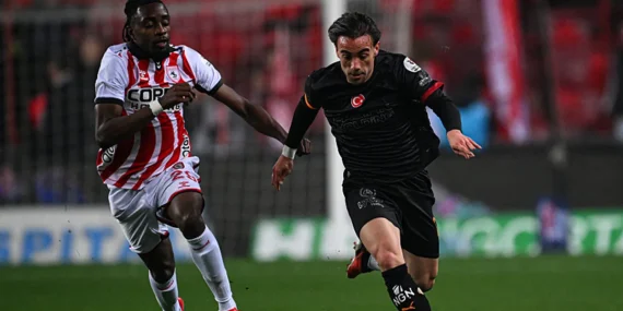 yunus-akgun-galatasaray-ile-ligde-100-macina-cikti-1778347967409.jpg